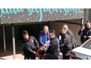Okul Kapısının Üzerine Tırmanan Öğrenci Yere Düşerek Yaralandı