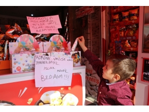 ’Korona İle Mücadelede Bizde Varız’ Dedi, Kolonyalı Mendilleri Ücretsiz Dağıttı