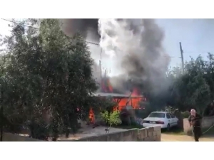 Müstakil Ev Alev Topuna Döndü, Mahalleli Panik Yaşadı