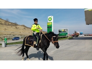 Ata Binen Polis Memuru İlgi Topladı