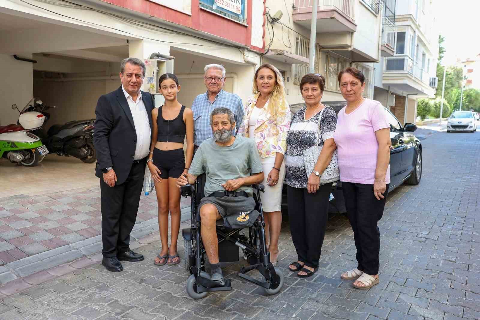 baskan-yetiskin-den-akulu-sandalye-destegi