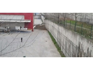 Esenyurt’ta Fabrikanın İstinat Duvarı Çöktü