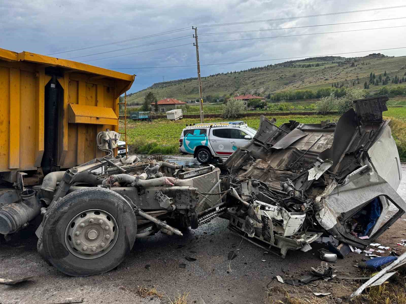 kayseri-de-hafriyat-kamyonu-ile-lokomotif-carpisti-2-yarali