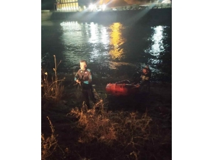 Balık Tuttukları Nehirde Mahsur Kalan 3 Kişiyi Afad Kurtardı