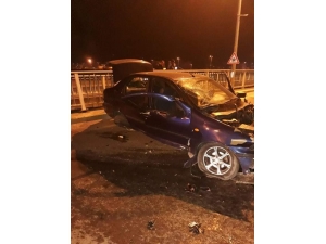Köprünün Korkuluklarına Çarparak Durabildi; 5 Yaralı
