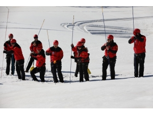 İtfaiye Ekiplerinden Nefes Kesen Kış Tatbikatı
