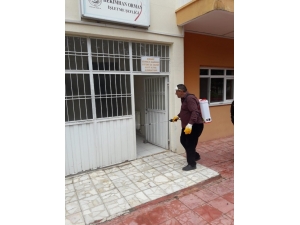 Hekimhan’da Vatandaşların Yoğun Kullandığı Yerler İlaçlanıyor