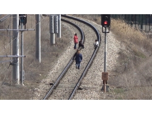 Doğu Ekspresi Treni Rayında Tehlikeli Oyun