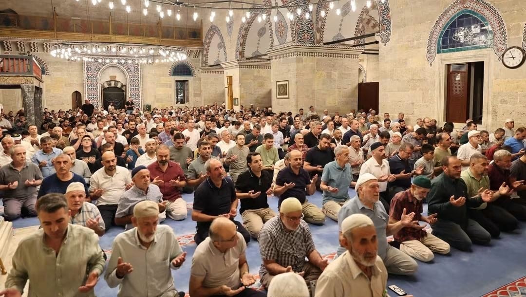 amasya-da-mevlid-kandili-nde-eller-semaya-acildi