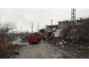 Hakkari’de Kış Mevsimi Etrafa Atılan Kömür Külleri Temizleniyor