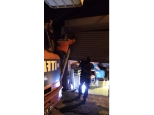 Garaja Sıkışan Kediyi İfaiye Kurtardı