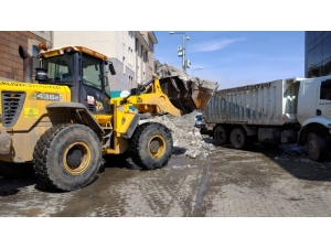 Karlıova’da Caddelerde Kalan Son Karlar Temizleniyor