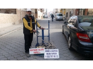 Sokakları Gezip Hayatını ’Kaynatarak’ Kazanıyor