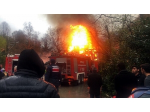 Kocaeli’de 4 Katlı Bina Alev Alev Yanıyor