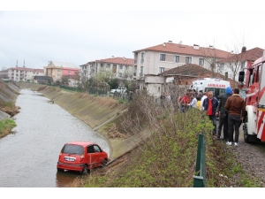 Direksiyon Hakimiyetini Kaybetti, Dereye Uçtu