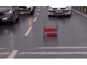 Yola Sandalye Atıldı, Beton Mikseri Ve Otomobil Çarpıştı