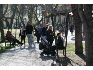 Güneşli Havayı Gören Eskişehirliler Parklara Akın Etti