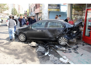 Hızını Alamadı, Park Halindeki Araca Çarptı: 3 Yaralı