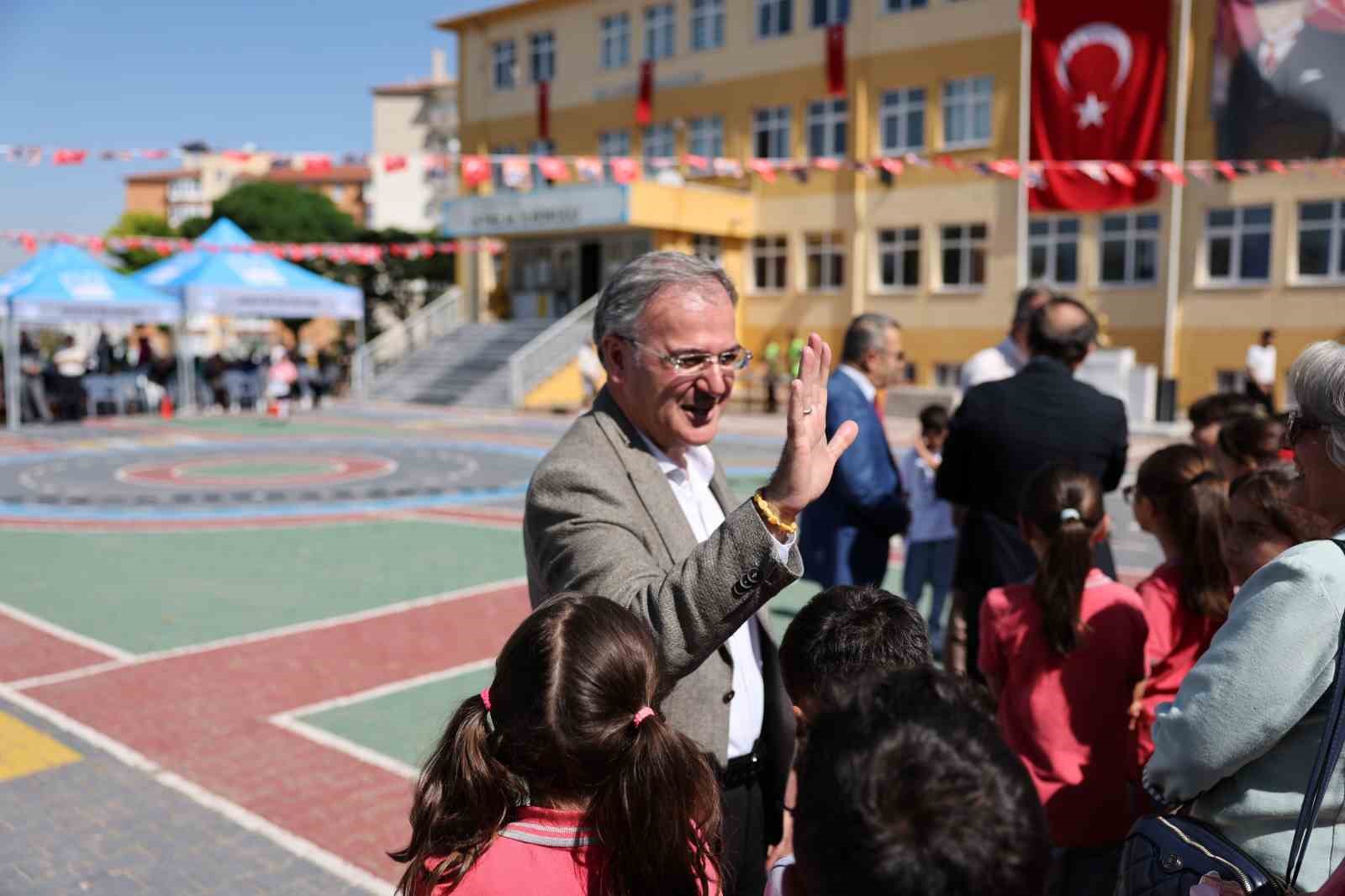 baskan-ozdogan-ogrencilerin-yeni-donem-heyecanina-ortak-oldu
