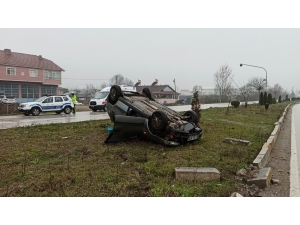 Işıkta Duramayan Otomobil Refuje Çarptı