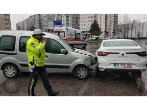 Samsun’da Kamyonet Park Halindeki Otomobile Çarptı: 1 Yaralı