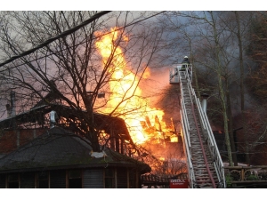 Alev Alev Yanan 4 Katlı Ahşap Bina Küle Döndü