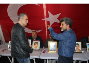 Türkiye Gazetesi Yayın Koordinatörü Yücel Koç, Hdp Önündeki Aileleri Ziyaret Etti