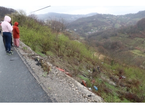 Otomobille 50 Metreden Uçtular: 2 Yaralı