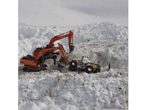 42 Kişinin Hayatını Kaybettiği Çığın Altındaki İş Makineleri Çıkarılıyor