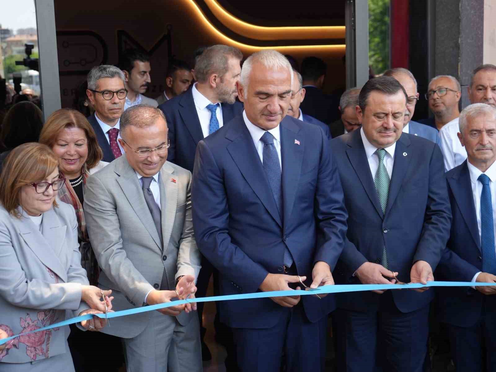 bakan-ersoy-gaziantep-dijital-sanat-muzesi-nin-acilisini-yapti