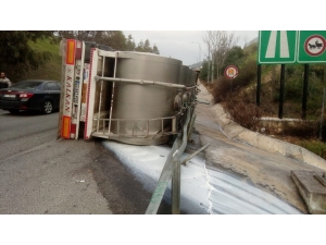 İzmir’de Süt Dolu Tır Devrildi: 1 Yaralı