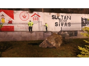 Yamaçtan Kopan Kaya Parçası İl Müdürlüğünün Bahçesine Düştü