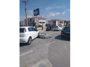 Kuşadası’nda 3 Otomobilin Çarpıştığı Kaza Güvenlik Kameralarına Yansıdı