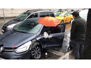 İstanbul’da Kazazedeye Şemsiyeli Koruma