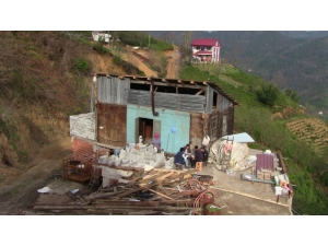 Baba Yadigarı Evi Yıkmaya Kıyamadı, Vinçle 50 Metrelik Mesafedeki Bal Evinin Üzerine Kondurdu