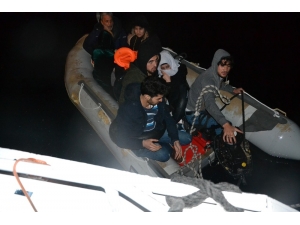 İzmir’de Motoru Bozulan Bottaki 9 Göçmen Kurtarıldı