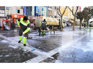 Kenti Fırça Ve Köpükle Yıkadılar