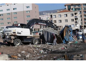 Karşıyaka’da Yıkım Operasyonu: Hurdacı Çadırları Kaldırıldı