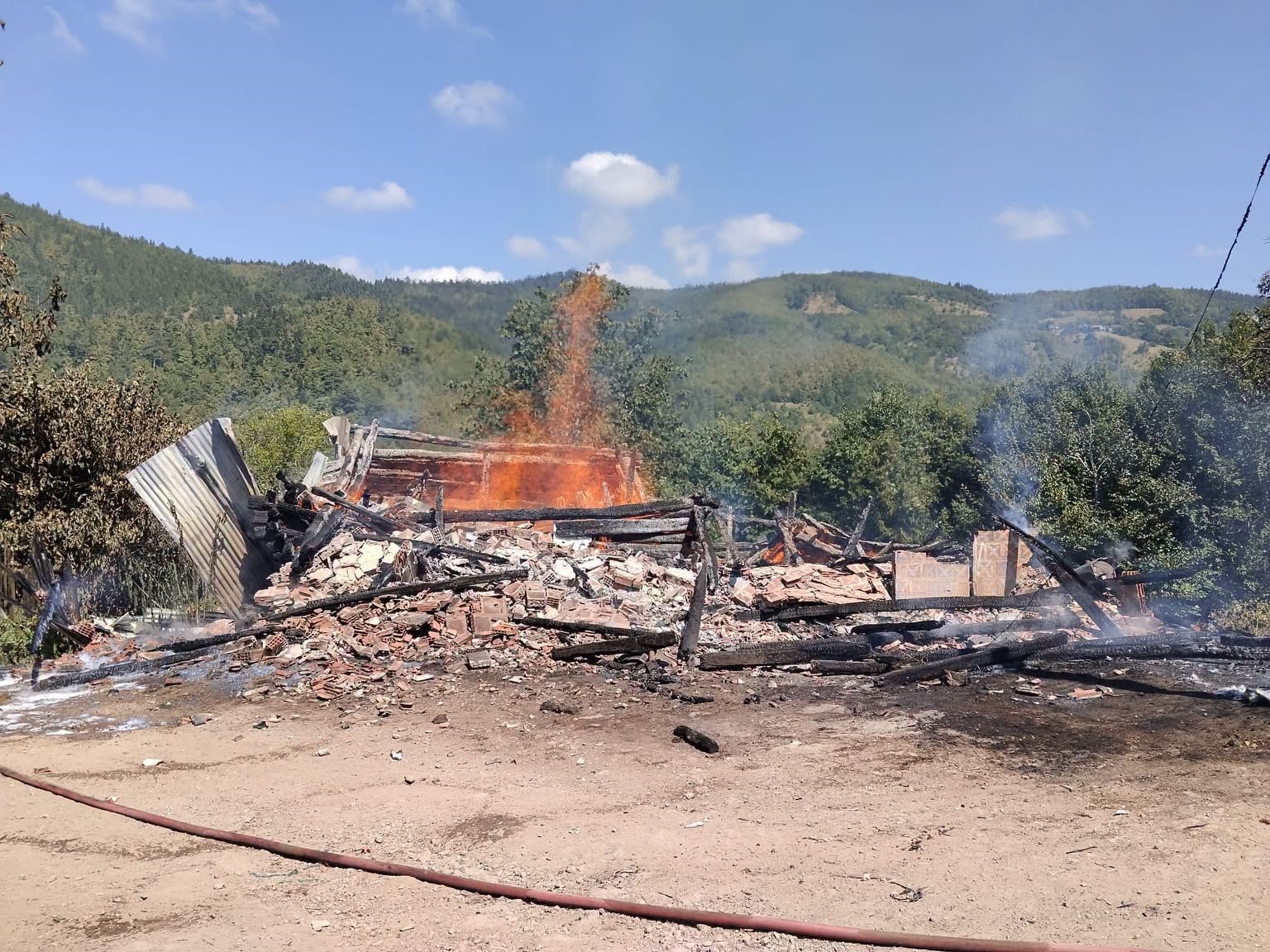 kastamonu-da-alevlere-teslim-olan-ev-kule-dondu