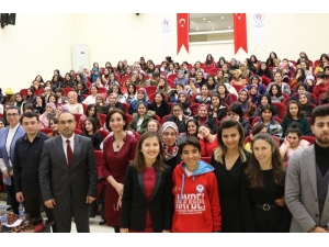 Gençlerin Sosyal Medya Mağduriyetlerin Azaltılması İçin Eğitimler Sürüyor