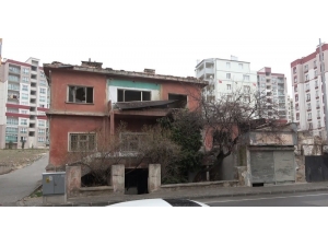 Niğde’de 2 Katlı Ev Yandı