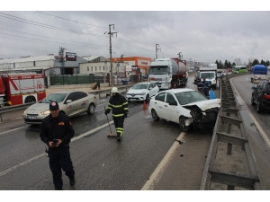 Otomobil Demir Bariyerlere Çarptı: 1 Yaralı