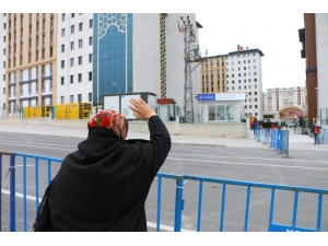 Karantina Altındaki Vatandaşların Yakınlarının Bekleyişi Sürüyor