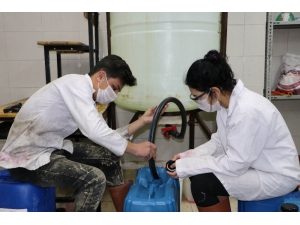 Liseli Öğrenciler 545 Ton Dezenfektanı Yetiştirmek İçin Fabrika Gibi Çalışıyor