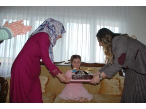 Protokol Eşlerinden Engelli Çocuğa Doğum Günü Sürprizi