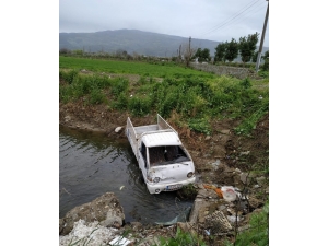 Yoldan Çıkan Kamyonet Kanala Uçtu