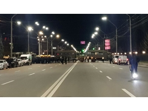 Ukraynalı Aşırı Sağcı Grup, Rusya Büyükelçiliği’ne Saldırdı