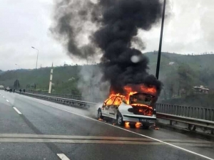 Otomobil Alevlere Teslim Oldu