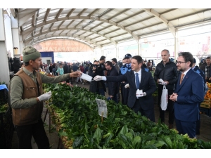 Pazarcı Esnafına Eldiven Ve Maske