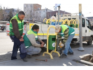 Adıyaman’da Eskiyen Çöp Kovalarını Yeniliyor